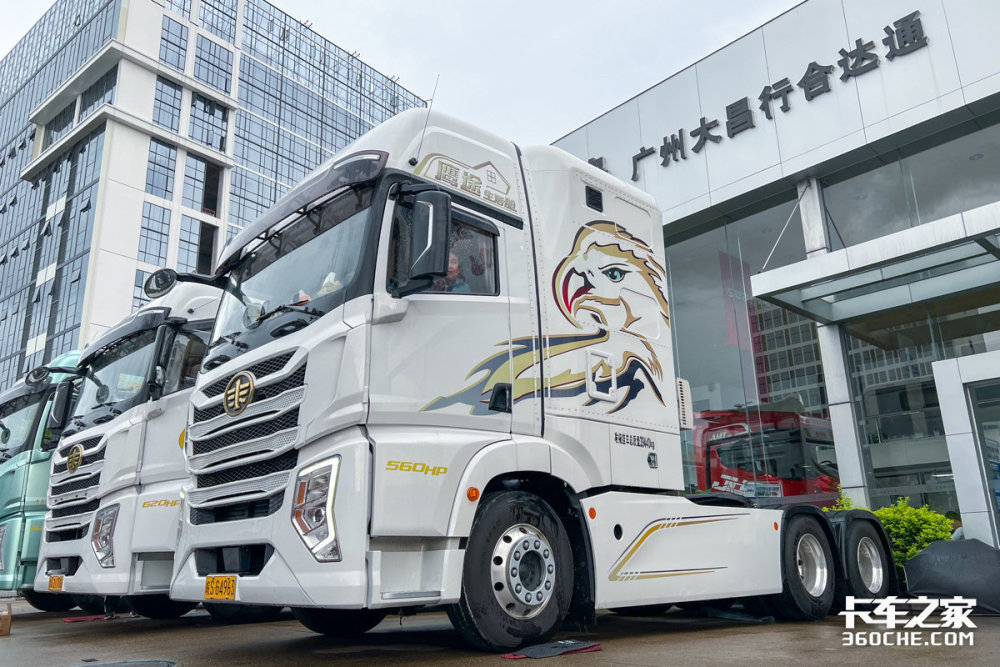 大卧铺厨房卫浴样样齐全,解放鹰途生活舱牵引车给你一个移动的家_腾讯