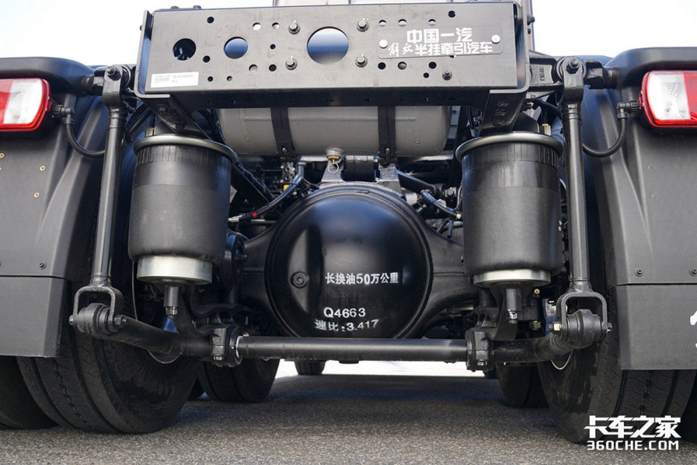 大卧铺厨房卫浴样样齐全,解放鹰途生活舱牵引车给你一个移动的家_腾讯