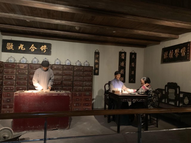 古代药房写：但愿世上无疾苦，宁可架上药生尘。现在都写的什么？_腾讯新闻