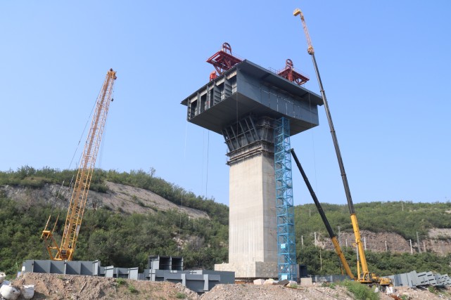 山西万吨级钢箱梁转体刷新两项纪录