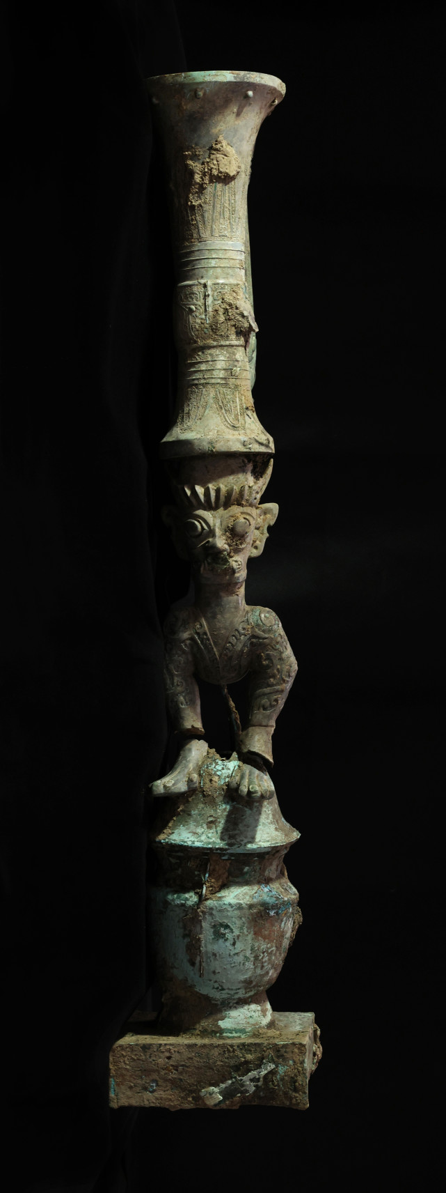 三星堆鸟足曲身顶尊神像3000年后合璧