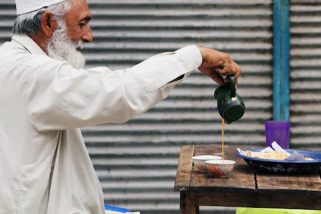 巴基斯坦民众被督促减少喝茶以稳定经济,民众:建议我们的规划部长辞职