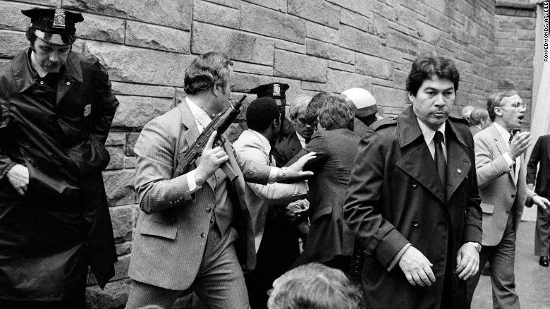 41年前“为吸引女星”而刺杀美国总统里根的主犯约翰·辛克利无条件获释