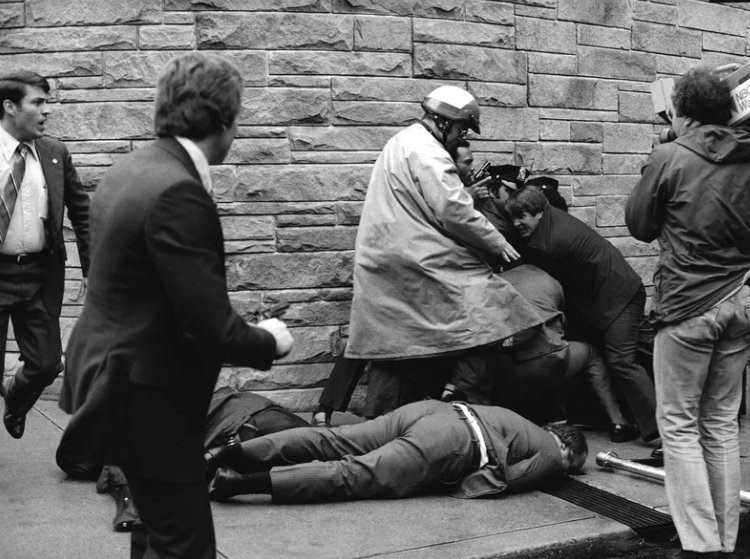 41年前“为吸引女星”而刺杀美国总统里根的主犯约翰·辛克利无条件获释