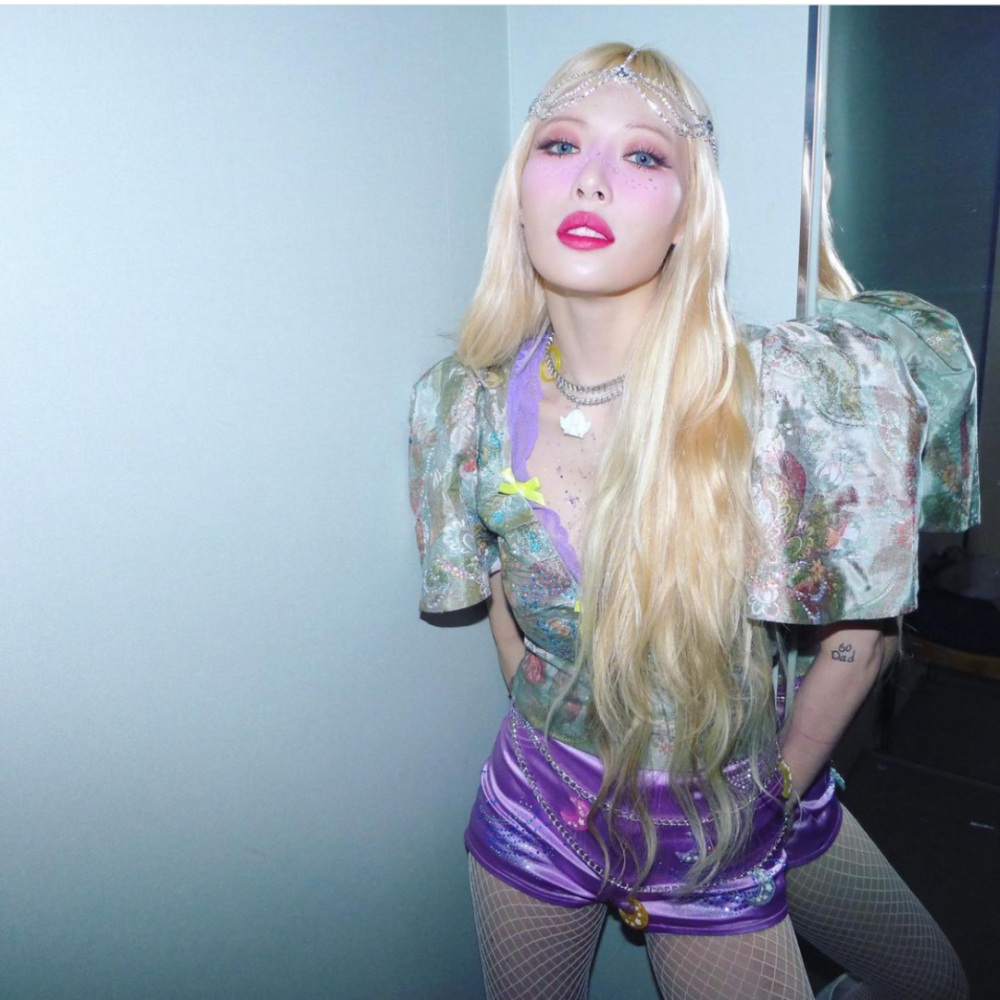 日常生活中各种奇妙单品组合与光怪陆离的色彩,泫雅也能驾驭得得心应