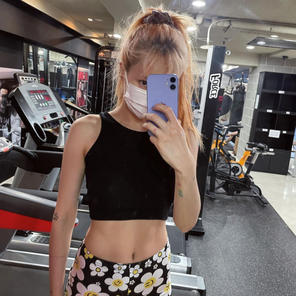 泫雅上身的单品中也有越来越多的碎花元素了,舞台造型爱碎花,健身要穿