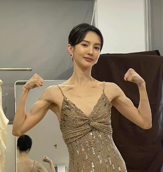 金晨大街上素颜玩滑板!