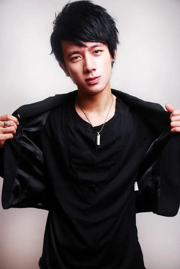 歌手李明霖晒孕妻擦边视频被指责不尊重妻子本人反怒怼网友