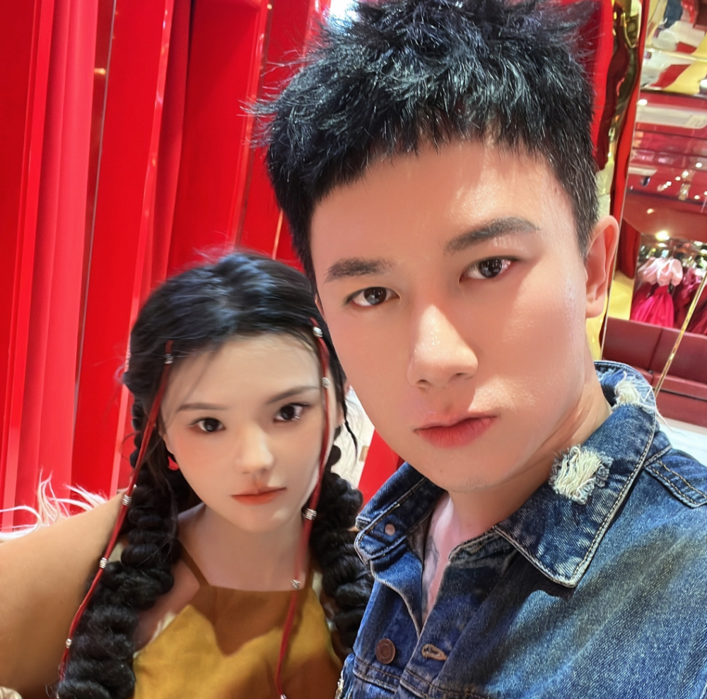 歌手李明霖晒孕妻擦边视频,被指责不尊重妻子,本人反怒怼网友