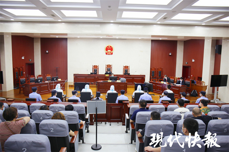 庭审现场2021年6月30日,仇伟伙同张强,仇刚轮流驾驶租用的商务车从
