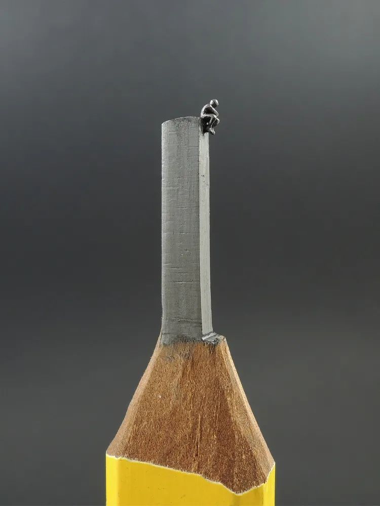 他在笔尖上搞艺术,几毫米的空间,绽放令人惊叹的微雕艺术_腾讯新闻