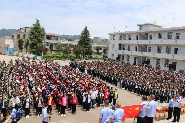 织金县猫场中学和猫场镇新联小学开展"专地融合"禁毒预防教育宣传暨