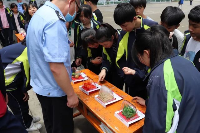 织金县猫场中学和猫场镇新联小学开展"专地融合"禁毒预防教育宣传暨