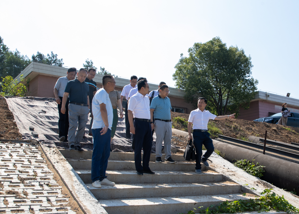 6月16日,安陆市委副书记,市长黄国威深入府河沿线巡河调研,检查督办