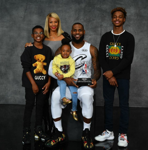 当nba球星在赛场上叱咤风云的时候,nba太太团也成为球迷们热议焦点.