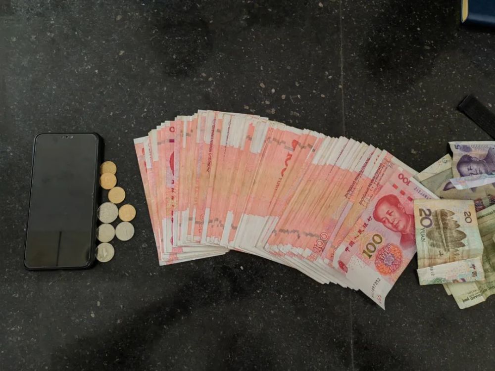 定南一男子将贵重财物放摩托车尾箱结果被