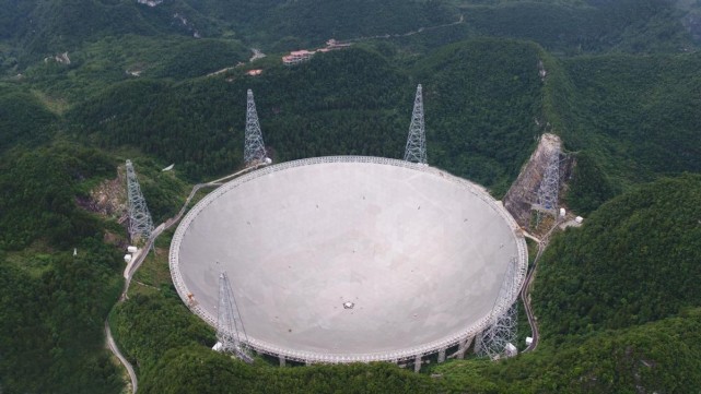 图为中国射电望远镜