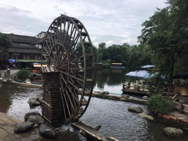 市區→永豐立交橋成雅高速雙流出口右轉雙華路,約2公里處右轉,上雙黃