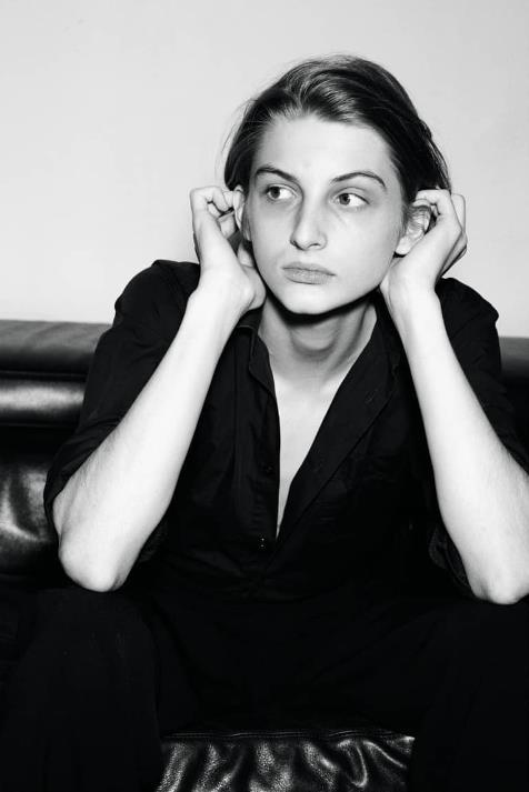 俄罗斯19岁模特长了张雌雄莫辨的俊美脸简直太油画感