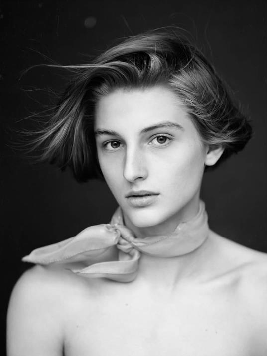 俄罗斯19岁模特长了张雌雄莫辨的俊美脸简直太油画感