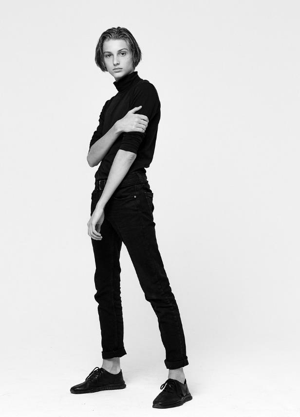 俄罗斯19岁模特长了张雌雄莫辨的俊美脸,简直太油画感!_腾讯新闻