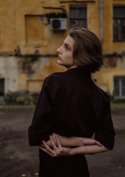 俄罗斯19岁模特长了张雌雄莫辨的俊美脸简直太油画感