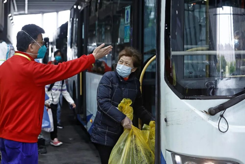 写不外出承诺书、乘指定车辆、人车合影，想出唐山火车站“有点难”