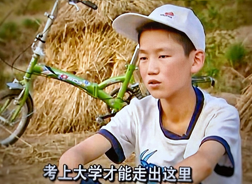 "寒门贵子"高占喜,走出富人游戏的农村娃,如今逆袭成国防生