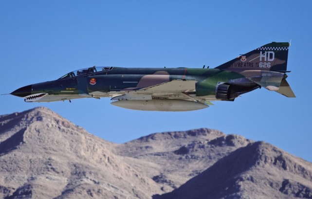 美军f-4战机,以兼容多性能而闻名于世,实力碾压米格-21!