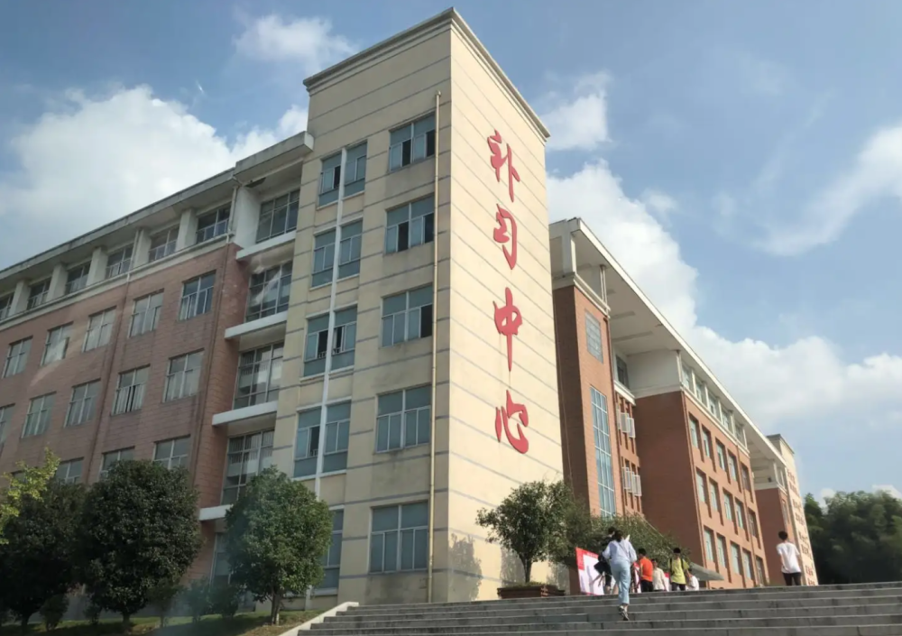 安徽毛坦厂中学借衡水模式招收复读生引争议打擦边球行吗