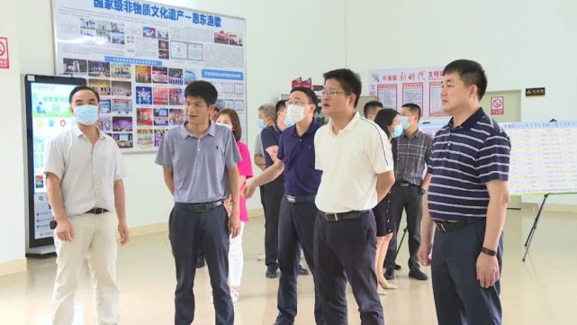 惠东县领导到平海镇检查文明镇村创建及开展换届后镇村回访调研工作