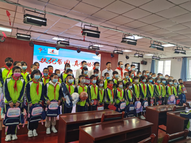 真情助学校园行——中建八局西北公司走进慰问淳化县胡家庙完全小学