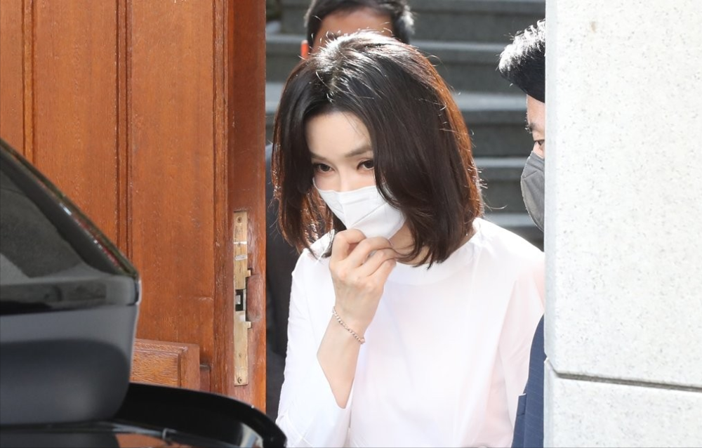 访问前**夫人们,就在前两天,金建希访问了前总统卢武铉的夫人权良淑