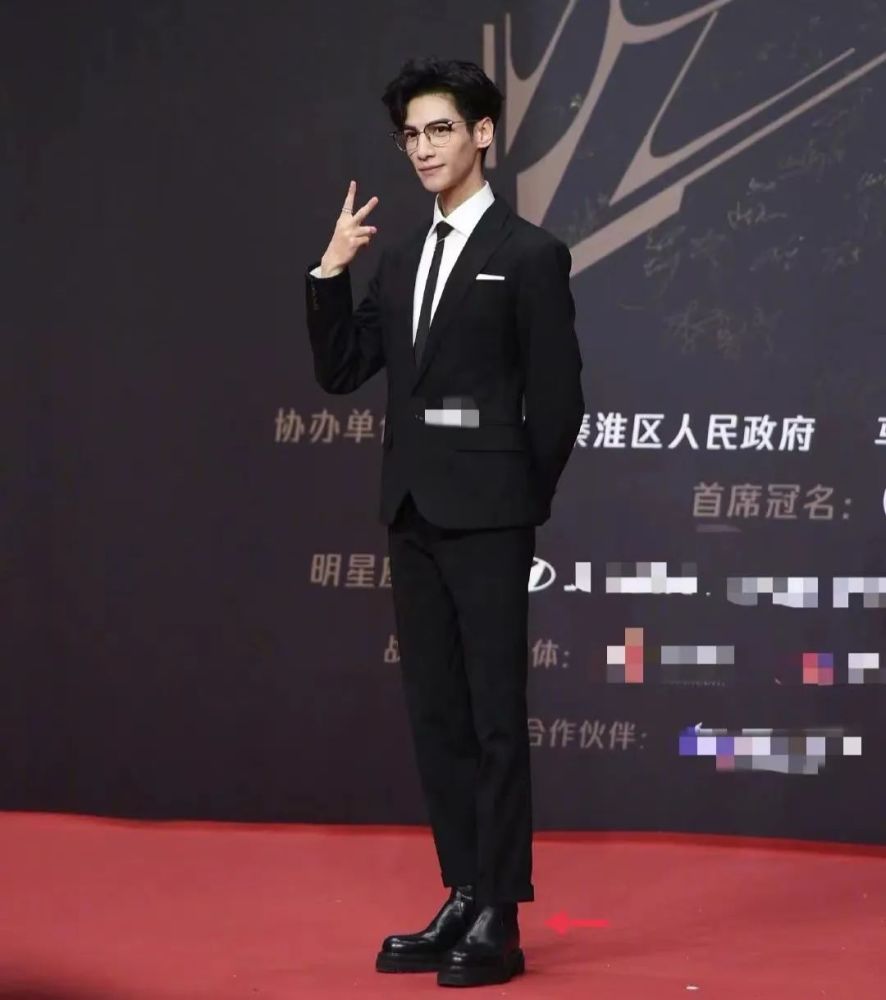 而且,罗云熙拍戏经常穿增高鞋垫,这在很多花絮中都能看出来.