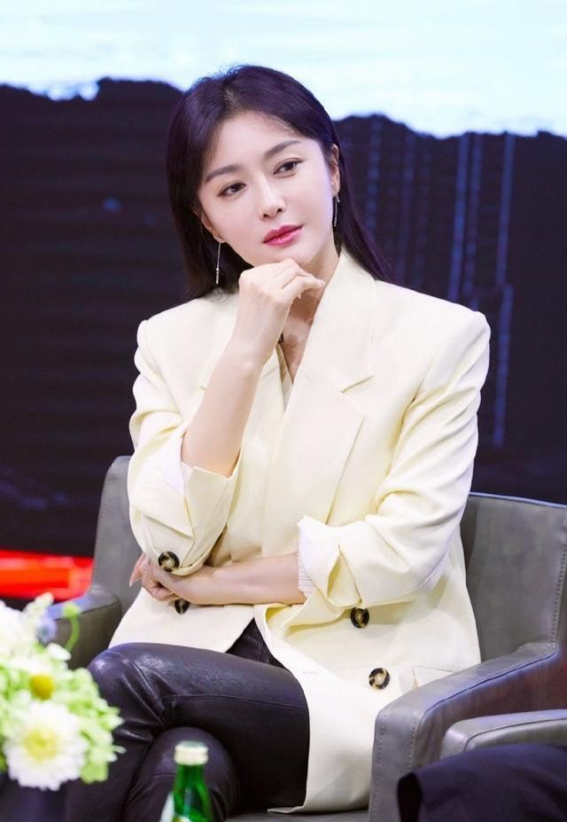 以及《黑三角《真情错爱》等电视剧播出之后,凭借着多番苦练,秦岚