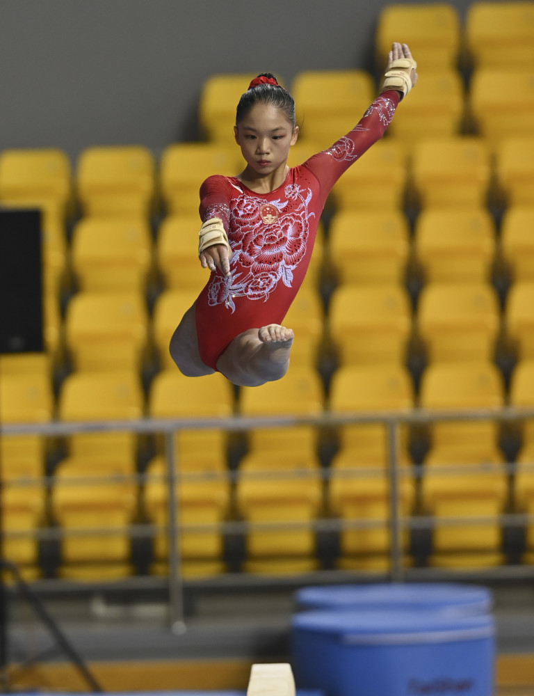 新华社发(尼库 摄)6月16日,中国队选手孙欣怡在平衡木比赛中.