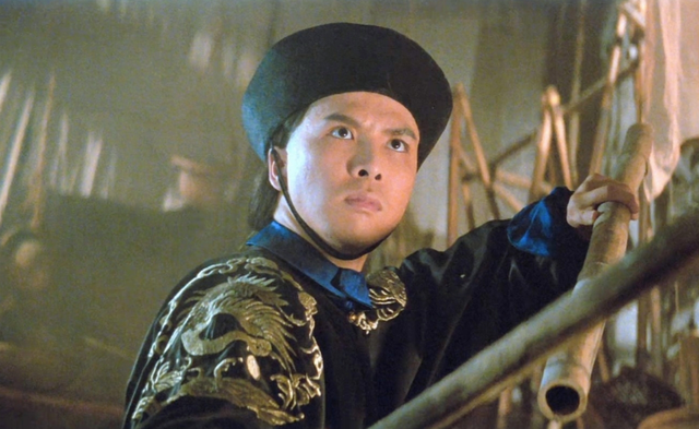 《黄飞鸿之二:男儿当自强》中的纳兰元述,甄子丹在《新龙门客栈》中