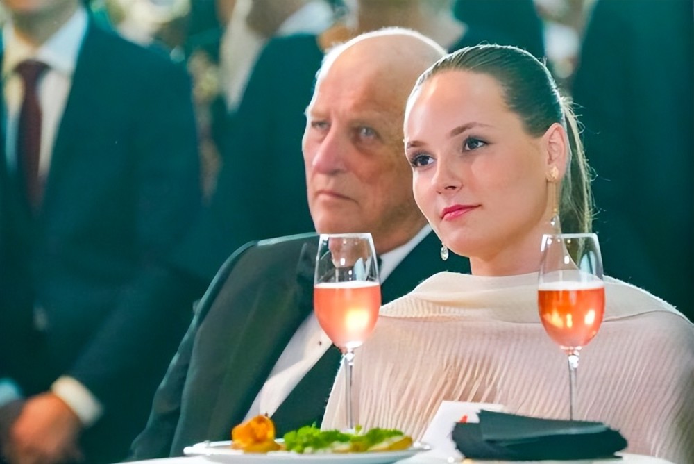 挪威“小凯特”18岁生日晚宴，一身白纱波点礼服，完美诠释真公主如何制作梅菜扣肉视频10