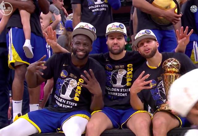 勇士夺冠全家福!库汤追c位坐第一排比4冠手势 科尔低调站一旁笑开花