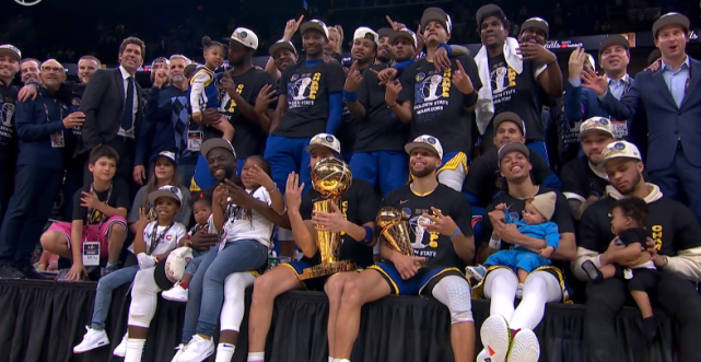 勇士更衣室庆祝曝光!全队泼香槟法克格林 库里抽雪茄喝酒高呼总冠军