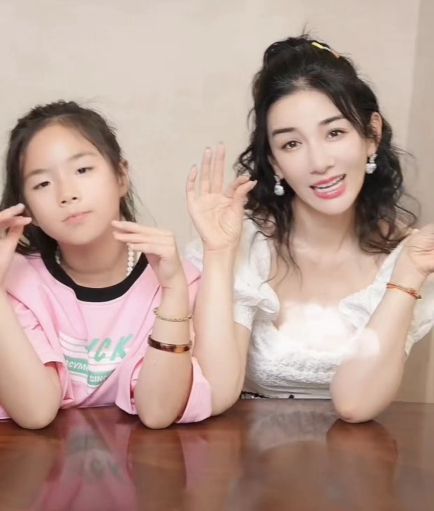 44岁黄奕与女儿跳舞,9岁黄芊玲颜值逆袭,五官长开被赞有女团范