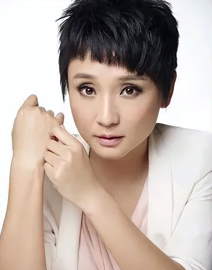 耿乐一家四口与肖央全家郊游神秘妻子罕露面皮肤白皙气势足