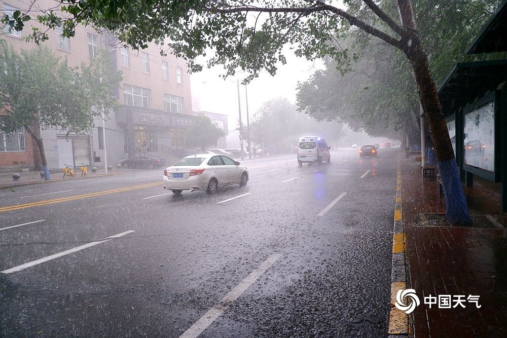 大雨倾盆!黑龙江哈尔滨部分路段积水影响交通