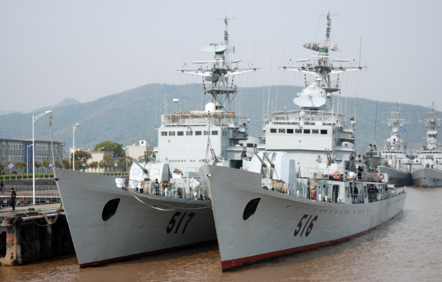 大哥内侧的南平舰515号厦门舰,053h型(江湖i级)导弹护卫舰第二艘