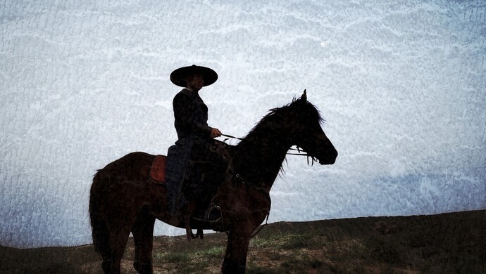 近日,四川甘孜州文化广播电视和旅游局局长刘洪化身笑傲江湖中的侠客