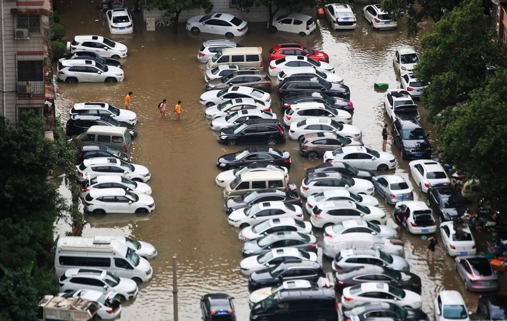 雨季下冰雹愛車受損彆著急走保險自費維修或許更划算