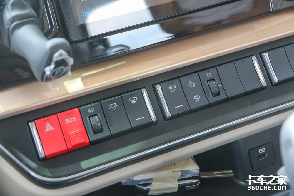 6米8高顶双卧新旗舰来了全新柳汽乘龙h5v加宽车身配1米1卧铺