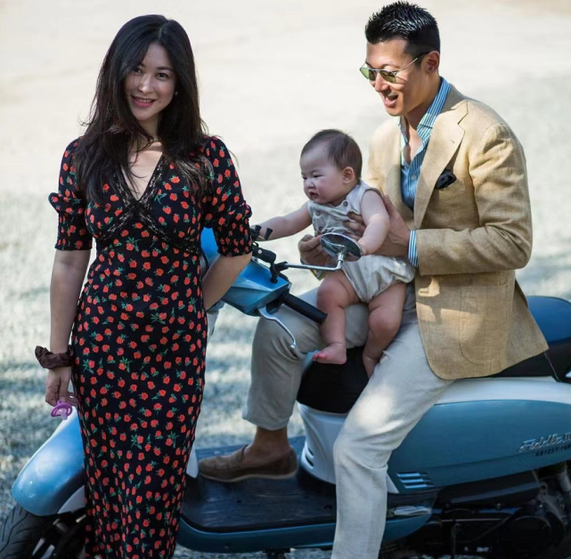 朱珠穿老公衬衫自拍装扮慵懒却不失风情王昀佳现身甜秀恩爱