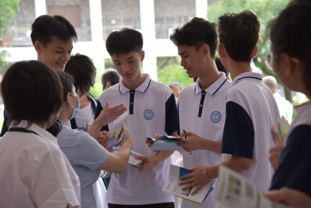 禁毒宣传进校园关爱学生助成长邮储银行云浮市分行赠书到云浮技师学院