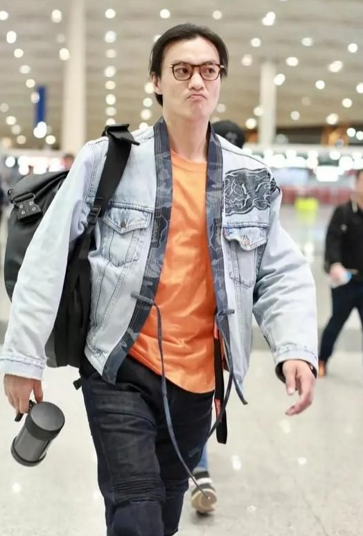 周一围穿背心打球被偶遇,全身湿透胸肌突出,蓄长发被嘲太油腻